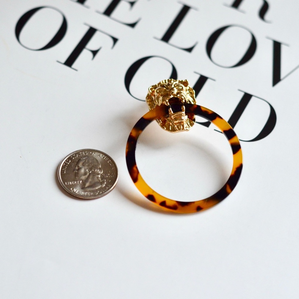 Tortoise Shell Hoop Acrylic Earrings Lion Knocker - Picture 3 of 3